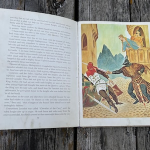 Może przedstawiać: Otwarta strona książki z wydrukowaną historią po lewej stronie i kolorową ilustracją po prawej. Ilustracja przedstawia dw&oacute;ch rycerzy w zbrojach walczących na miecze w pobliżu kamiennej wieży, z postaciami obserwującymi z balkonu.
