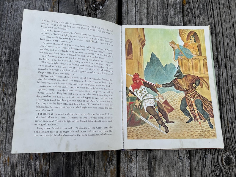 Może przedstawiać: Otwarta strona książki z wydrukowaną historią po lewej stronie i kolorową ilustracją po prawej. Ilustracja przedstawia dw&oacute;ch rycerzy w zbrojach walczących na miecze w pobliżu kamiennej wieży, z postaciami obserwującymi z balkonu.