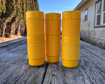 Zestaw 6 żółtych kubków Rubbermaid w stylu vintage, do układania w stosy