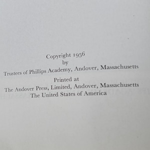 Może przedstawiać: Biała strona z czarnym drukowanym tekstem o treści: Copyright 1956 by Trustees of Phillips Academy, Andover, Massachusetts. Printed at The Andover Press, Limited, Andover, Massachusetts. The United States of America.