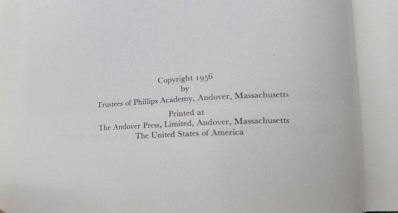 Może przedstawiać: Biała strona z czarnym drukowanym tekstem o treści: Copyright 1956 by Trustees of Phillips Academy, Andover, Massachusetts. Printed at The Andover Press, Limited, Andover, Massachusetts. The United States of America.