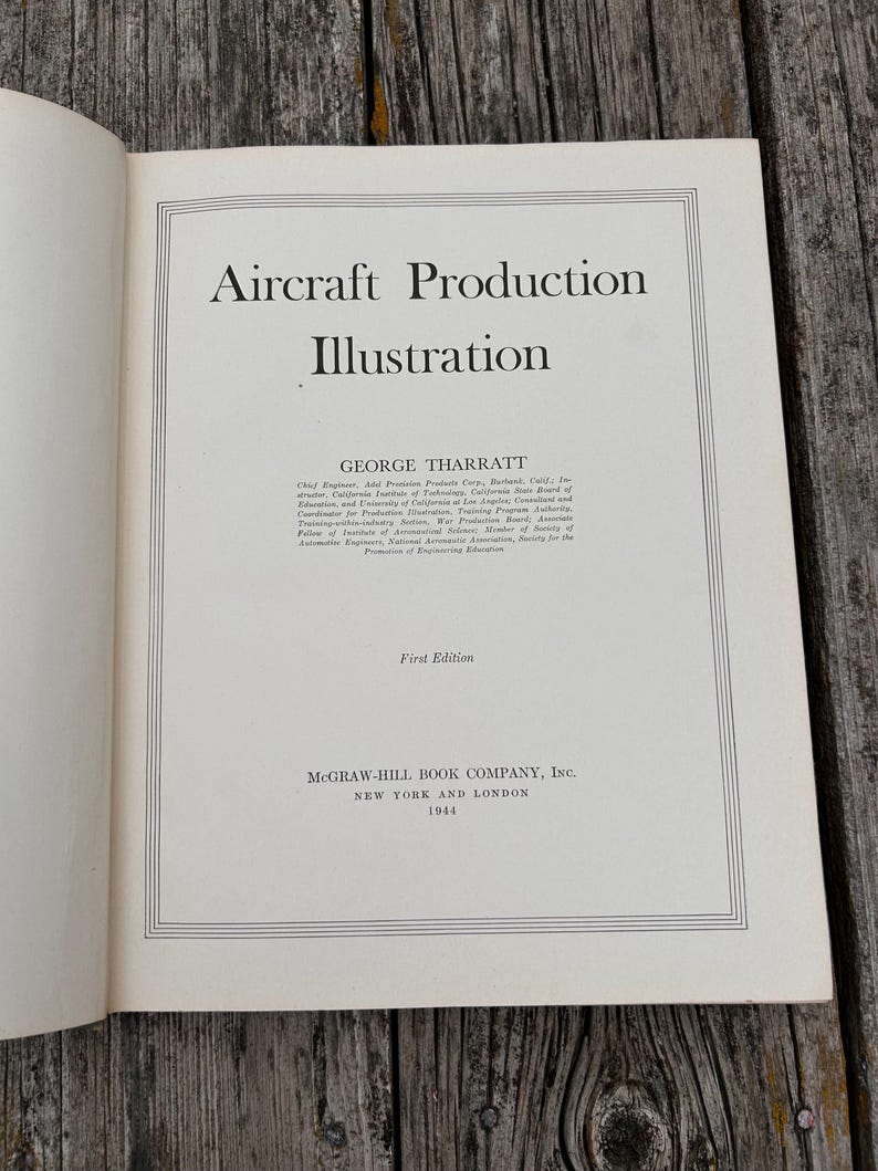 Pu&ograve; includere: La pagina del titolo del libro del 1944 Aircraft Production Illustration di George Tharratt, pubblicato da McGraw-Hill Book Company, Inc. a New York e Londra. Il testo &egrave; stampato in inchiostro nero su una pagina bianca con un bordo a doppia linea.