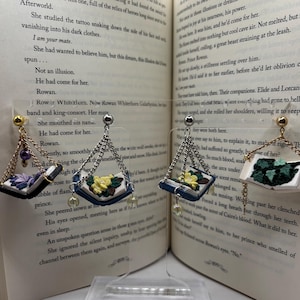 Orecchini pendenti e a bottone con perline in pasta polimerica a forma di libro fantasy