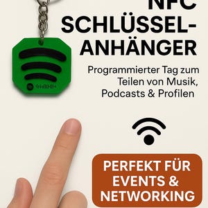 Könnte beinhalten: Ein grüner Spotify NFC-Schlüsselanhänger mit schwarzem Spotify-Logo und Text. Der Anhänger ist an einem silbernen Schlüsselring befestigt. Das Bild enthält auch Text mit der Aufschrift "Perfekt für Events & Networking".