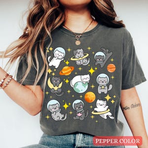 Camiseta de gatos en el espacio, camiseta divertida de gato, camiseta de gatito lindo, gatitos astronautas, camiseta de dibujos animados de anime con gráficos estéticos, regalo para amantes de los gatos
