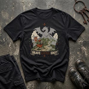 T-shirt met de tekst "Brave Little Idiot Frog", "Frog Knight" T-shirt, grappig fantasy kikker T-shirt, "Dragons Adventure" shirt, middeleeuws humoristisch cadeau, RPG-kleding