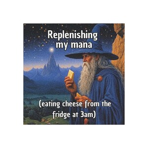 Może przedstawiać: Fantastyczny obraz przedstawiający czarodzieja w niebieskiej szacie i kapeluszu, trzymającego ser. Tekst brzmi "Replenishing my mana" i "(eating cheese from the fridge at 3am)". Tło przedstawia gwiaździste niebo i góry.