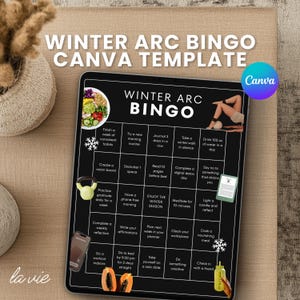 Könnte beinhalten: Ein schwarzes digitales Tablet zeigt ein "Winter Arc Bingo" Spielbrett mit Wellness-Herausforderungen. Das Tablet ist von dekorativen Gegenständen umgeben, darunter eine Vase mit getrockneten Pflanzen und eine kleine Kurzhantel. Das Canva-Logo ist sichtbar.