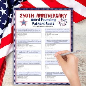Könnte beinhalten: Ein gedrucktes Trivia-Spielblatt mit dem Titel "250th Anniversary Weird Founding Fathers Facts". Das Blatt enthält Multiple-Choice-Fragen zu historischen Persönlichkeiten, mit einer Hand, die einen Stift hält. Der Hintergrund zeigt eine amerikanische Flagge.