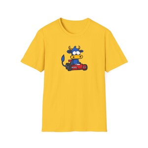 Camiseta unisex suave con diseño divertido de toro y coche de carreras, camiseta con animales antropomórficos divertidos de estilo de dibujos animados, regalo caprichoso para amantes de los coches