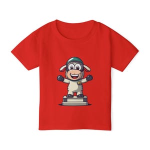 コットン幼児用Tシャツ、かわいい羊の勝利表彰台の漫画、優勝者の賞品メダルヘルメット、幸せな笑顔、シンプルな漫画風スタイル、農場の動物、子供