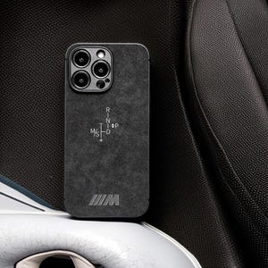 Coque de téléphone personnalisée en cuir d'Alcantara® fait main d'inspiration BMW | Étui intérieur en cuir de voiture de sport pour iPhone 16 pro max 15 13 mini 12 11 se