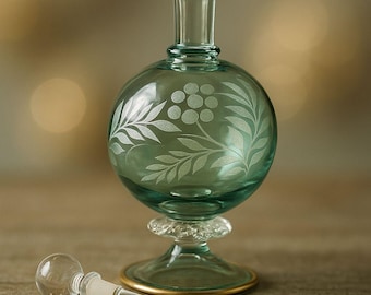 Flacon de parfum en verre gravé à la main – carafe de toilette florale vintage (15 cm)