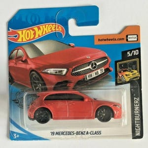 Hotwheels 19 Mercedes Benz Clase A tarjeta corta roja vibrante Raro de encontrar en hermosas condiciones Hermoso regalo para todas las edades
