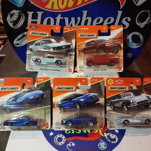 Asortyment Matchbox 5 samochodów. Jest częścią serii Matchbox Mainline z 2026 roku. Rzadki odlew ciśnieniowy. Subaru Corvette, Dodge Ram Mustang Fastback.