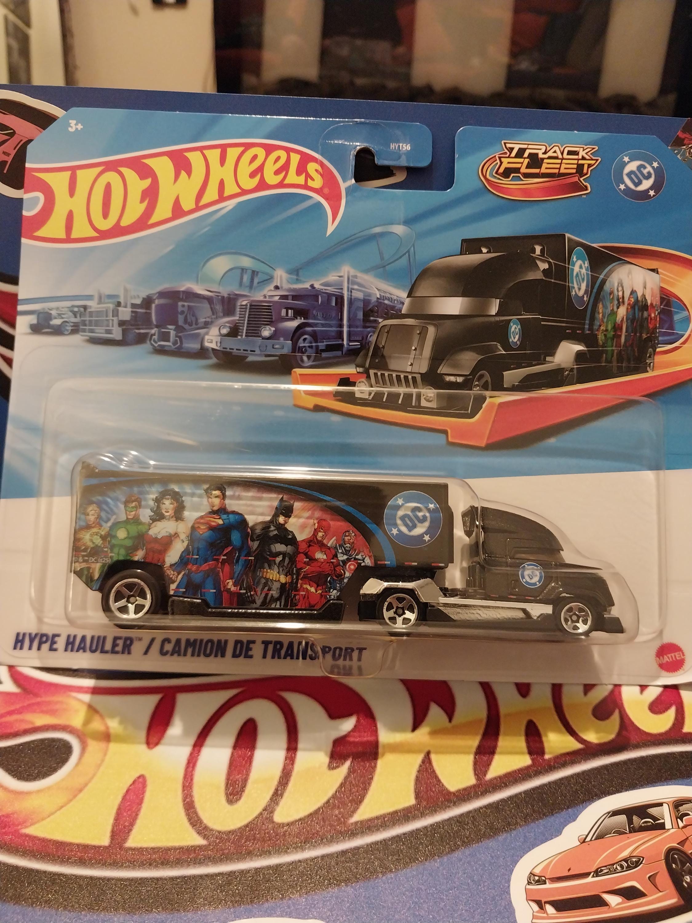 What's inside a Toys R Us exclusive case