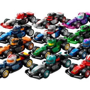Può includere: Una collezione di macchinine da corsa giocattolo colorate in vari colori, tra cui rosso, blu, verde e arancione. Ogni auto ha una figura di pilota ed è progettata con caratteristiche aerodinamiche. Le auto sono disposte su sfondo bianco.