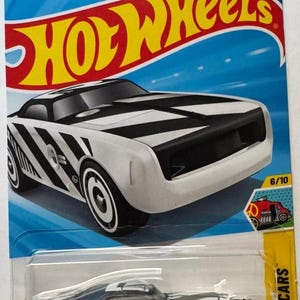 Hotwheels HI-ROLLER II long card Rare to find in beautiful condition  lovely gift for all ages