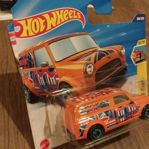 Hotwheels HW Art Cars Orange 67 Austin Mini Van tarjeta corta Raro de encontrar en hermosas condiciones Hermoso regalo para todas las edades