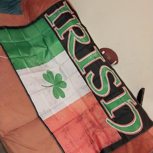 Bandera tricolor irlandesa: 1,5 m x 0,9 m. Resistente a la decoloración. Bandera con el diseño del arpa de Erin Go Brath. Tricolor con trébol y arte de Irlanda. ¡Échale un vistazo!
