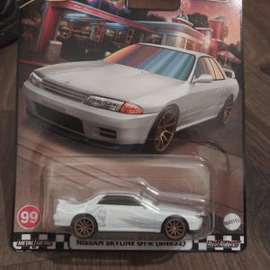 Voiture premium Hotwheels Culture Boulevard blanche Nissan Skyline GTR BNR32 super rare à trouver en bel état beau cadeau pour tous