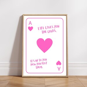 Impresión de arte de pared Pink Life Gives You The Cards, impresión de cartas de juego Ace de moda, decoración de dormitorio preppy, póster sobre la cama, arte de pared retro para sala de estar
