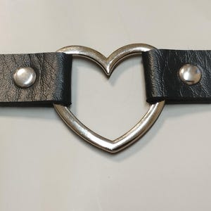 Vintage Black Faux Leather Choker with Silver Heart Ring, Gothic Punk Adjustable Collar, E-girl Y2K Aesthetic Neck Accessory