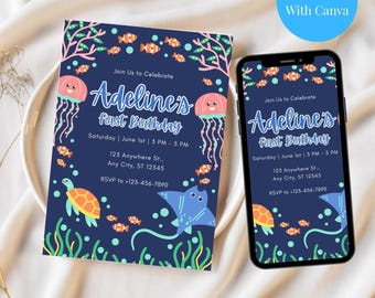 Può includere: Un invito modificabile per un primo compleanno con un tema oceanico blu. L'invito presenta uno sfondo blu con creature marine come meduse, una tartaruga e una razza. Il testo sull'invito recita "Join Us to Celebrate Adelines First Birthday" con la data e l'ora della festa. L'invito è progettato per essere modificato usando Canva.