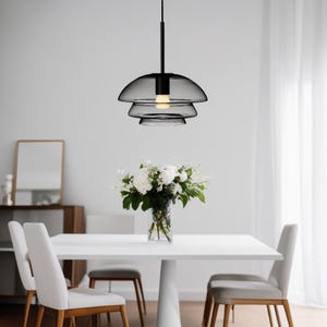 Hanglamp van geblazen glas: moderne hangende lamp met gouden accent