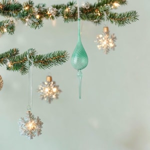 Handgefertigte Weihnachtsverzierung aus mundgeblasenem Glas in Grün - Einzigartige Baumdekoration - Hängende Weihnachtsverzierung für festliche Wohnkultur & Geschenke