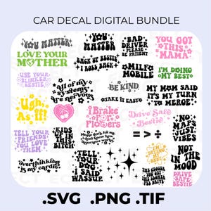 Puede incluir: Un paquete digital de diseños de calcomanías para automóviles con varias frases y gráficos. Las calcomanías presentan textos como "Love Your Mother", "Bad Driver" y "Drive Safe Bestie". Los diseños incluyen estrellas, corazones y elementos florales.