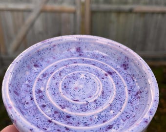 Plato limpiador de brochas de maquillaje de cerámica / Plato limpiador de brochas con motas de lavanda / Estropajo de cerámica hecho a mano / Regalo para amantes de la belleza