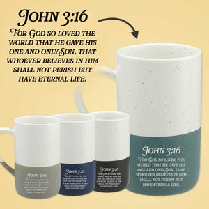 Puede incluir: Una colección de cuatro tazas de cerámica con una sección superior blanca moteada y una base de color sólido. Cada taza presenta el texto John 3:16 For God so loved the world that he gave his one and only Son, that whoever believes in him shall not perish but have eternal life.