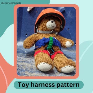 Op de afbeelding: Een bruine teddybeer met een blauw en groen gehäkeld harnas en een oranje helm. De beer zit op een blauwe muur met de tekst "Speelgoedharnaspatroon".