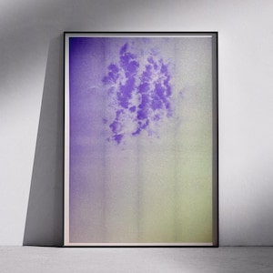 Peut inclure: Impression d'art encadrée avec un design abstrait. L'œuvre présente un dégradé de couleurs, passant du violet en haut à un vert doux en bas. Un groupe de formes violettes est centré sur l'impression. Le cadre est noir.