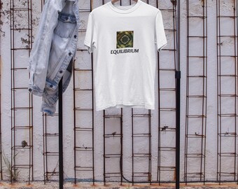 Equilibrium uniseks kledingstuk geverfd T-shirt, shirt met heilige geometrie voor de stijlvolle en bewuste, vredige yoga-chique, mindfulness, wijsheidsvibe