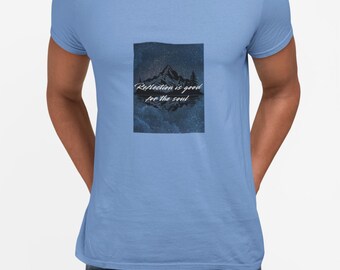 Snowy Mountains, denk kalm en sereen Softstyle T-shirt rustige sfeer en sereniteit, cadeau voor natuurliefhebbers, wandelaars en backpackers