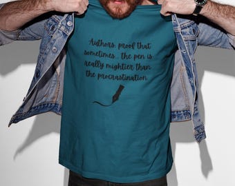 Maglietta con arguzia da autore, maglietta elegante per scrittori, regalo perfetto per gli amanti dei libri, maglietta con umorismo letterario, abbigliamento per la scrittura creativa, la penna è più potente