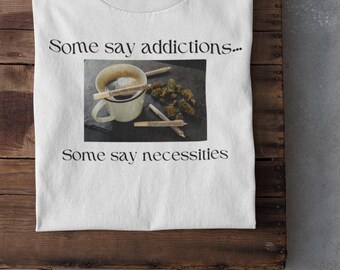T-shirt Verslavingen vs Benodigdheden, uniseks grafisch T-shirt, tot nadenken stemmend cadeau, cadeau voor koffieliefhebbers, dagelijks gebruik, cannabisshirt, wiet