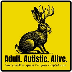 Peut inclure: Un autocollant carré jaune avec une illustration noire d'un jackalope, une créature mythique avec des bois et des traits de lapin. Le texte se lit "Adult. Autistic. Alive." et "Sorry, RFK Jr, guess I'm your cryptid now."
