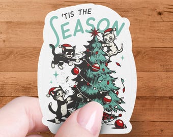 Adesivo, ímã ou cartão postal "Época de Natal" para árvore de Natal de gato: decalque de vinil vintage com gatos festivos, gatos retrô fofos brincando