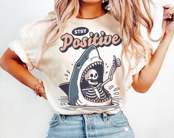 Koszulka z nadrukiem "Stay Positive Shark"/Koszulka z czarnym humorem i atakiem rekina/Koszulka z nadrukiem "Stay Positive Humor"/Koszulka z zabawnym/sarkastycznym motywem komediowym w stylu retro