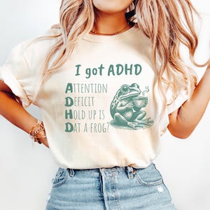 Camiseta divertida con TDAH, camiseta con &quot;Tengo TDAH&quot;, camiseta de rana, colores cómodos, camiseta con humor sobre TDAH, camiseta con frase ingeniosa sobre TDAH, camiseta unisex con &quot;Déficit de atención&quot;.