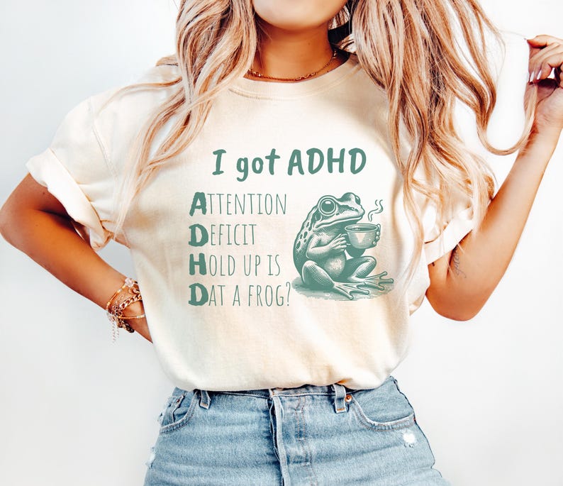 Camiseta engraçada sobre TDAH, Camiseta "Eu tenho TDAH", Camiseta de sapo, Comfort Colors, Camiseta com humor sobre TDAH, Camiseta com frase espirituosa sobre TDAH, Déficit de atenção, Unissex imagem 1