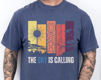 Camiseta personalizada com a frequência CTAF do aeroporto de origem, ideal para presentear alguém com licença de piloto privado, perfeita para aviadores e para quem deseja se tornar piloto. Identificador da FAA.