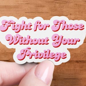 Vecht voor mensen zonder je privileges sticker/gelijke rechten magneet/empowerment laptop sticker/holografische sticker gelijkheid/mensenrechten