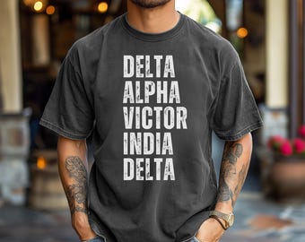 Camiseta personalizada com alfabeto fonético da aviação | Nome personalizado, ideia de presente exclusiva, presente para piloto, presente para quem possui licença de piloto privado, camiseta de voo