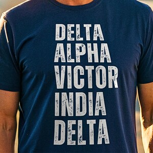 Camisa personalizada com alfabeto fonético de aviação | Nome personalizado, ideia de presente única, presente para um piloto, presente de licença de piloto privado, camisa de voo