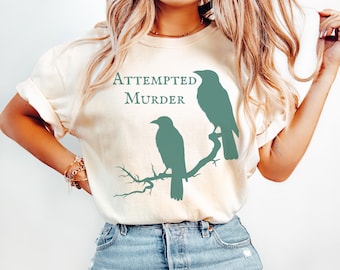 Camiseta "Tentativa de Assassinato de Corvo" - Camisetas de Ornitologia, Assassinato de Corvos, Camiseta de Pássaro, Observação de Pássaros, Humor com Corvos, Camiseta de Série Policial, Camiseta Engraçada com Corvo