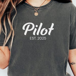 Camisa de piloto estabelecida personalizada para pilotos, presente de piloto personalizado para licença de piloto privado, camiseta de avião minimalista, presente de futuro piloto